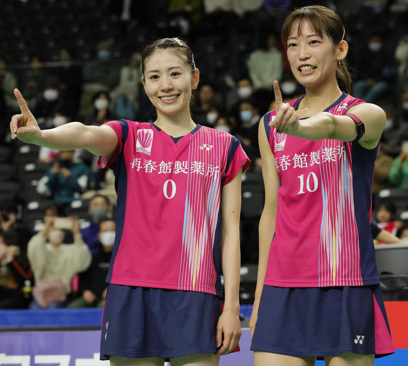 女子ダブルスで優勝し喜ぶ志田（左）と松山のシダマツペア（撮影・野上伸悟）