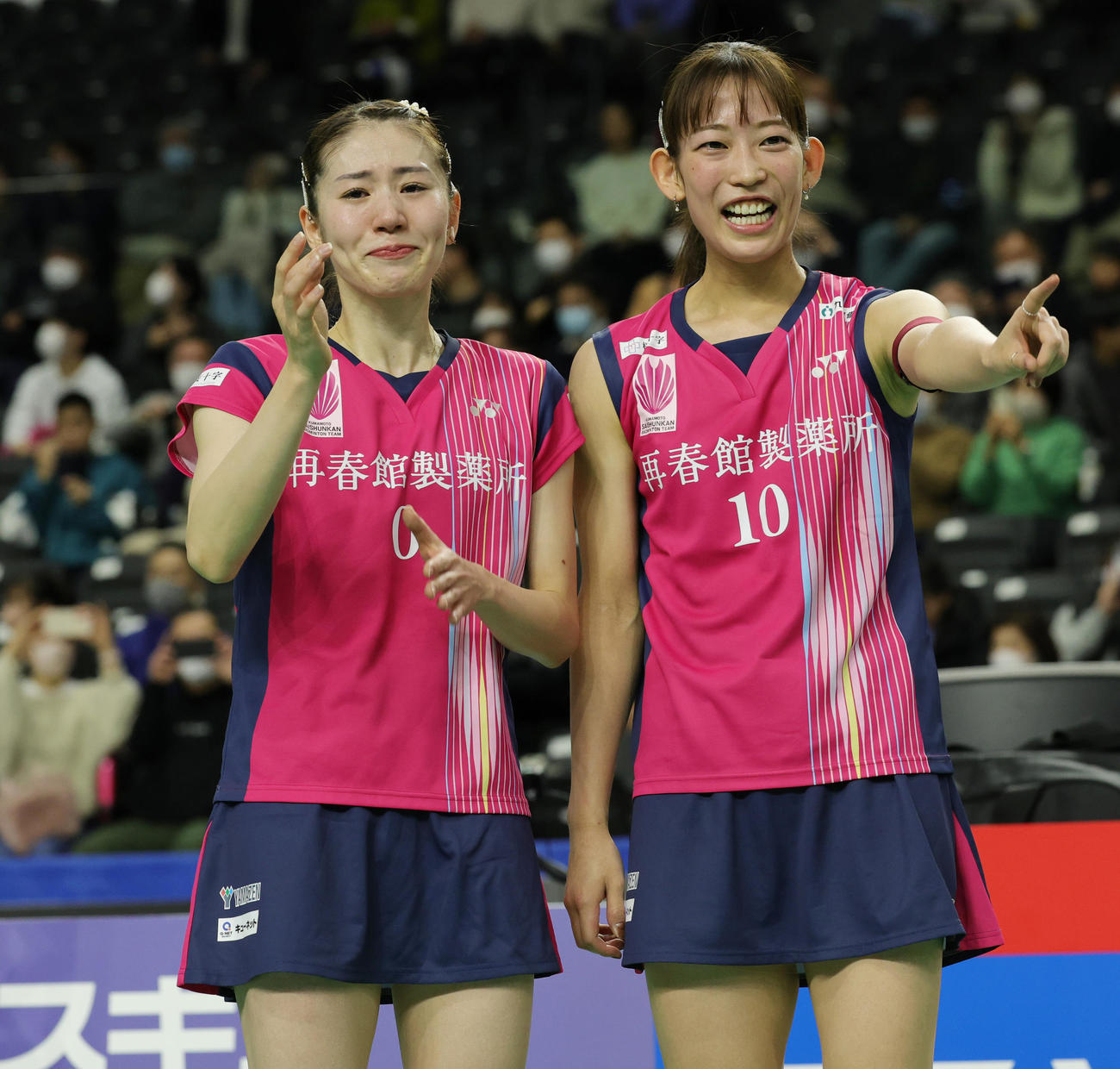 女子ダブルスで優勝し涙の志田（左）と笑顔の松山（撮影・野上伸悟）