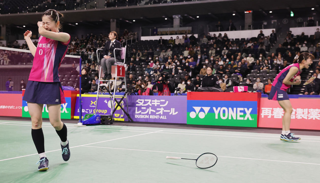女子ダブルスで優勝し喜ぶ志田（左）と松山のシダマツペア（撮影・野上伸悟）