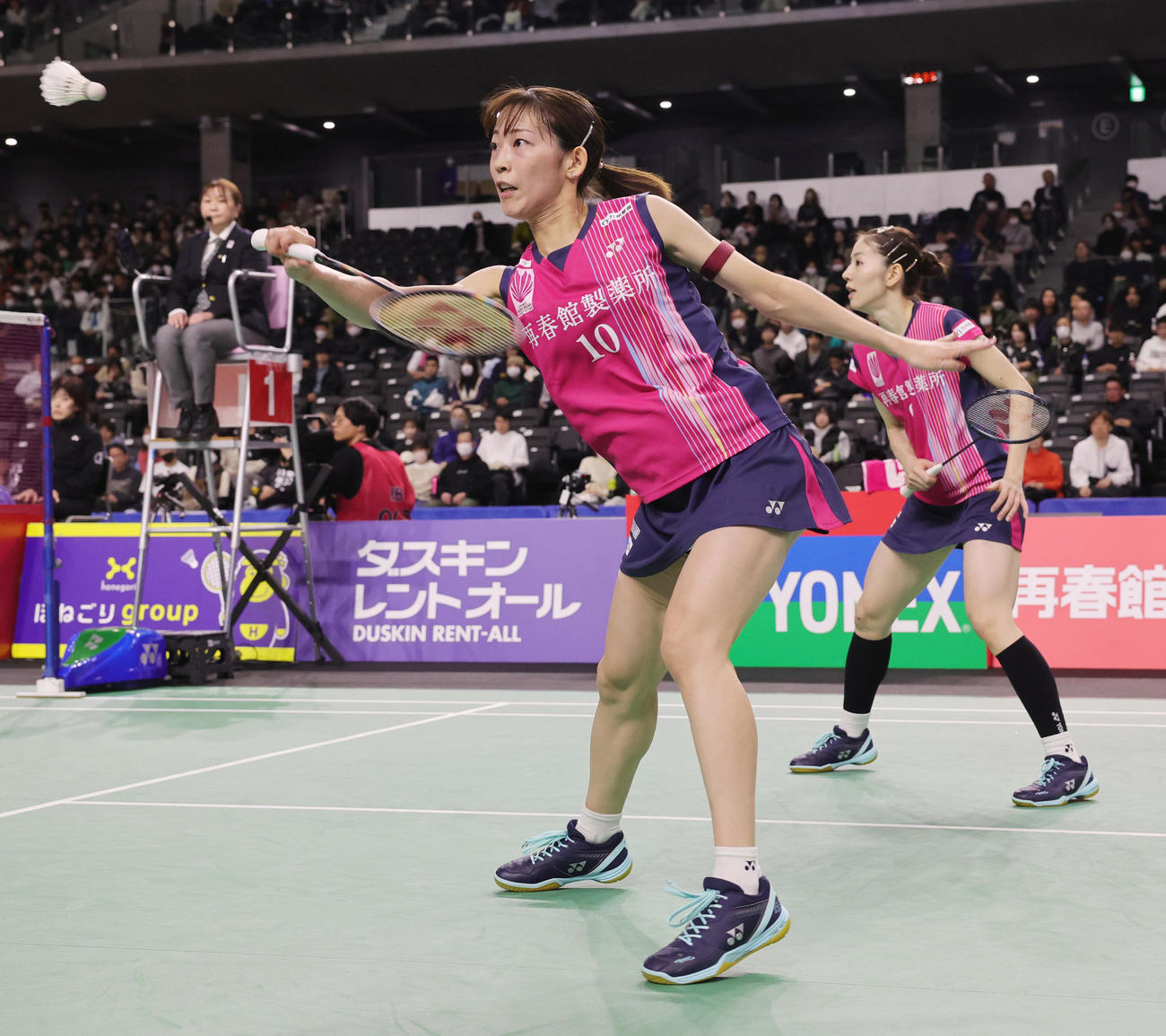女子ダブルスで優勝した松山（手前）と志田のシダマツペア（撮影・野上伸悟）