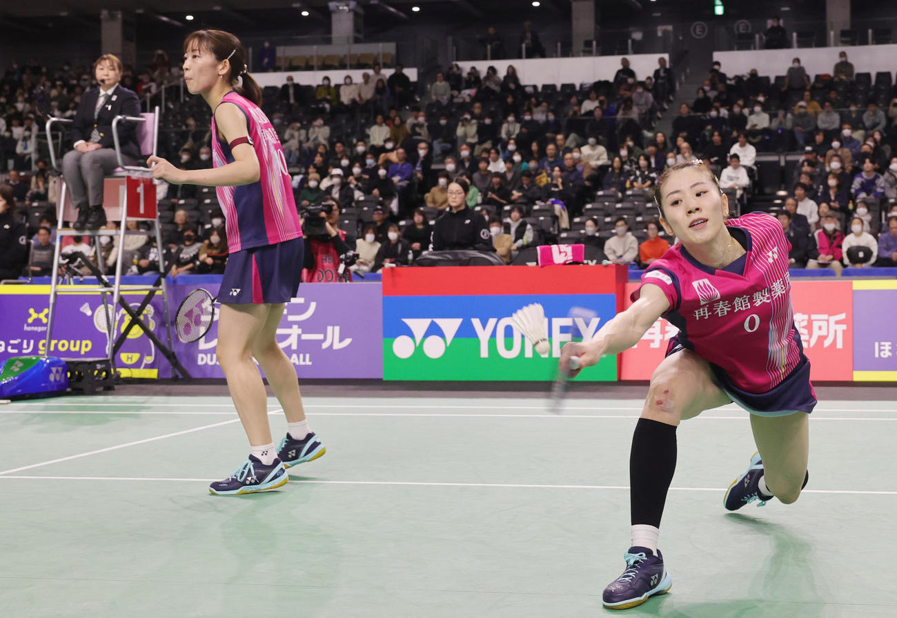 女子ダブルスで優勝した志田（右）と松山のシダマツペア（撮影・野上伸悟）
