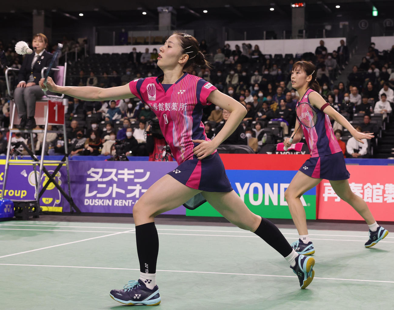 女子ダブルスで優勝した志田（手前））と松山のシダマツペア（撮影・野上伸悟）