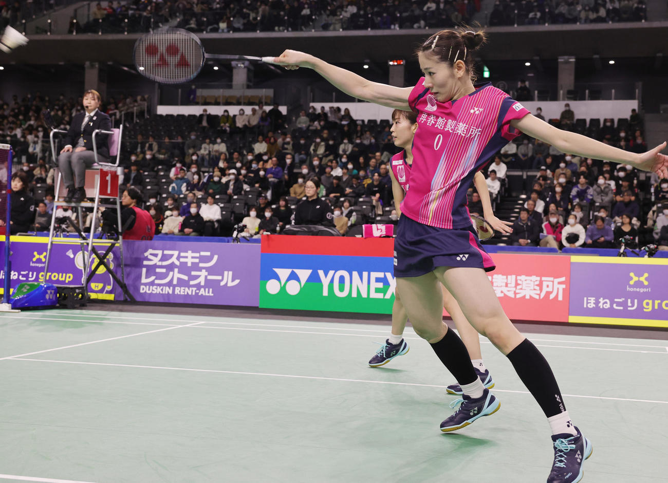 女子ダブルスで優勝した志田（手前））と松山のシダマツペア（撮影・野上伸悟）