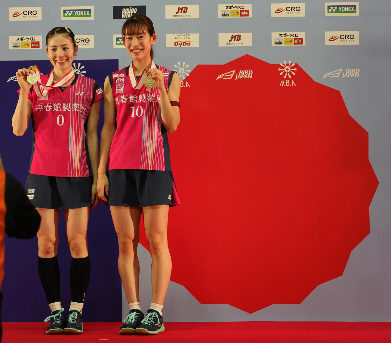 女子ダブルスで優勝し喜ぶ志田（左）と松山のシダマツペア（撮影・野上伸悟）