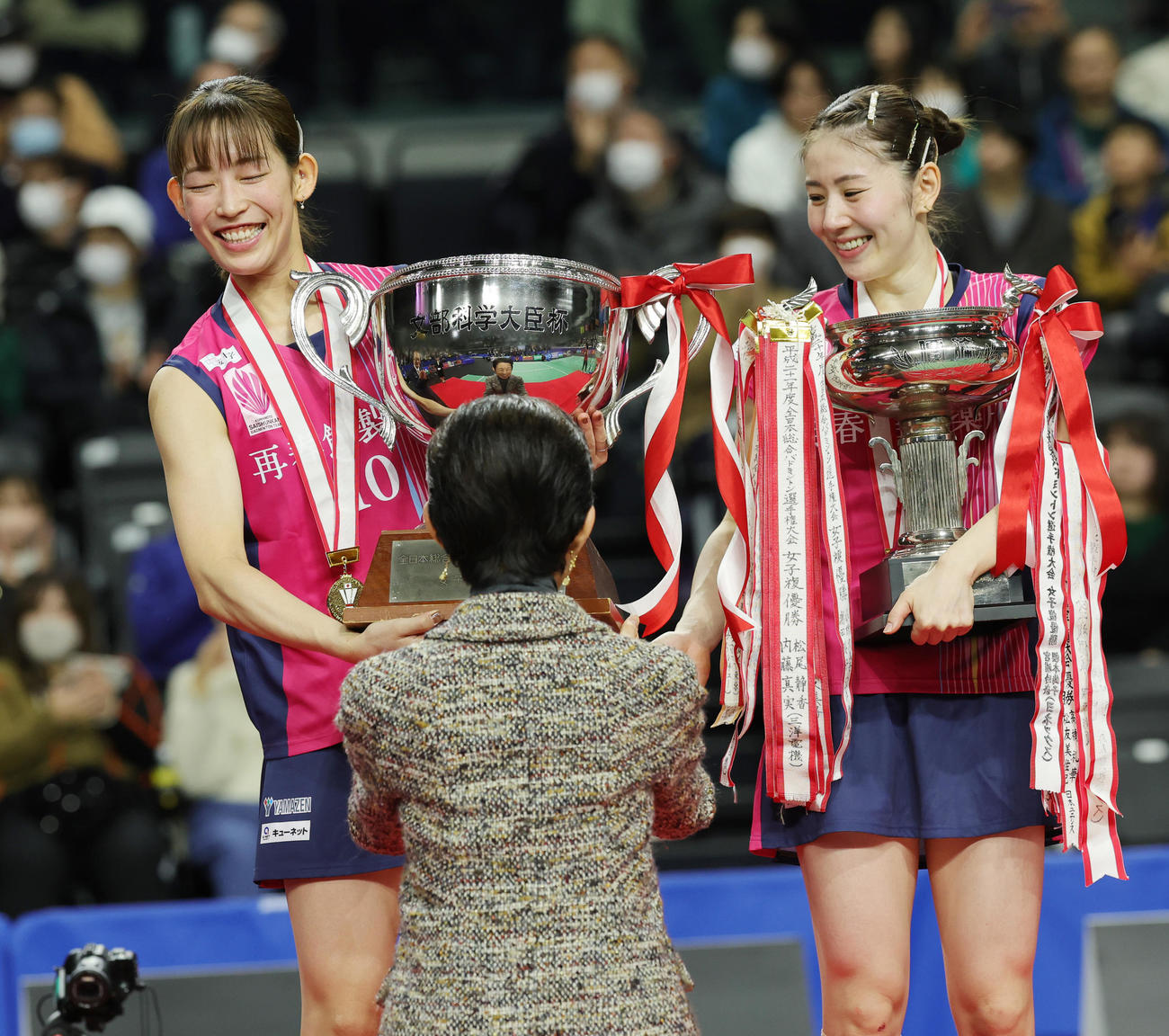 女子ダブルスで優勝し喜ぶ松山（左）と志田のシダマツペア（撮影・野上伸悟）