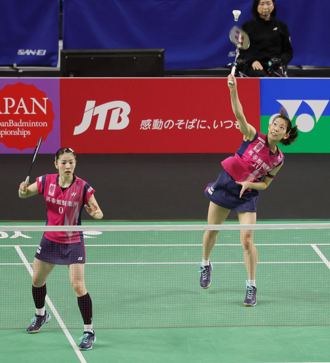 女子ダブルスで優勝した志田（左）と松山のシダマツペア（撮影・野上伸悟）