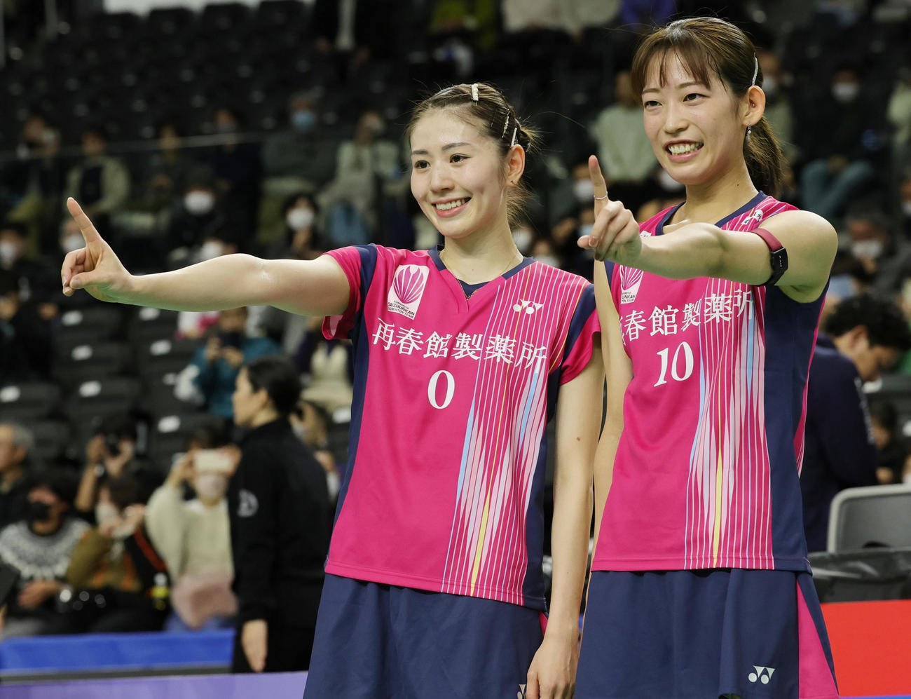 女子ダブルスで優勝し喜ぶ志田（左）と松山のシダマツペア（撮影・野上伸悟）