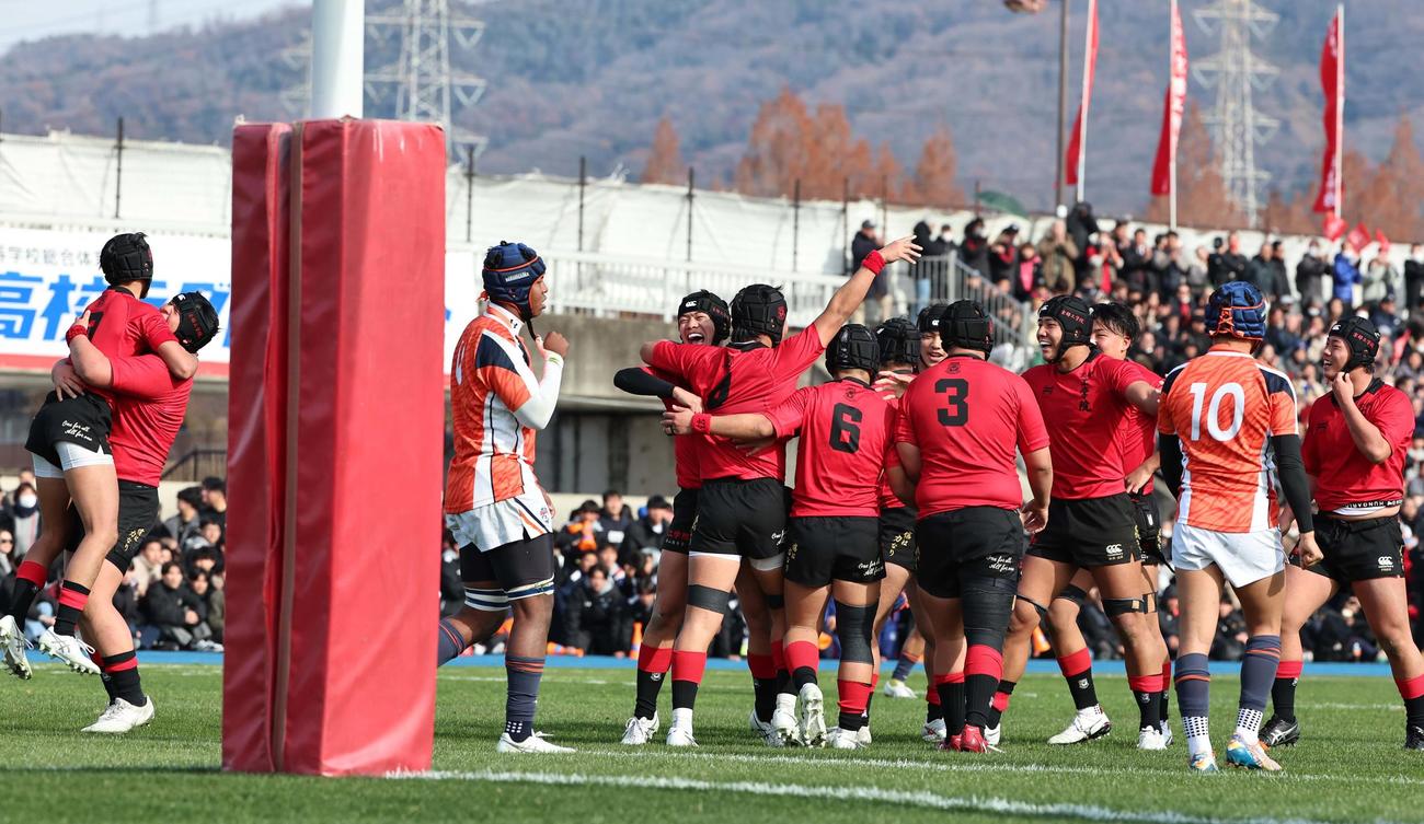 中部大春日丘対京都工学院　中部大春日丘に勝利し笑顔で喜ぶ京都工学院フィフティーン（撮影・上田博志）