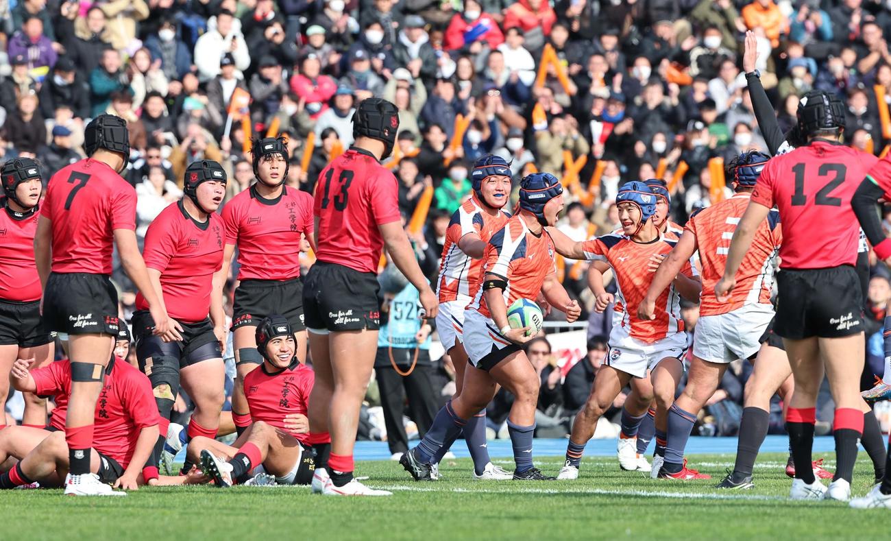 中部大春日丘対京都工学院　後半、逆転トライを決めた中部大春日丘・坂口（中央）は雄たけびを上げる（撮影・上田博志）