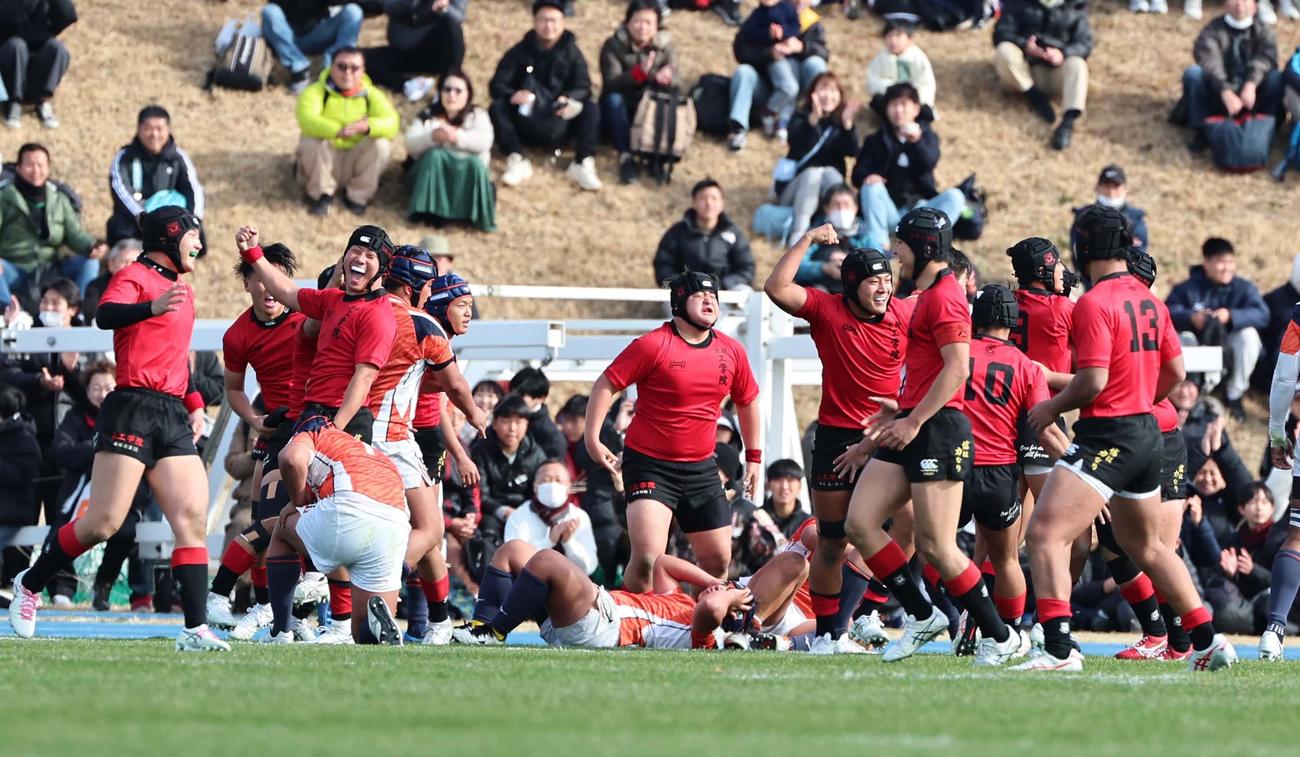 中部大春日丘対京都工学院　後半、京都工学院・川口の逆転トライで笑顔を見せるフィフティーン（撮影・上田博志）