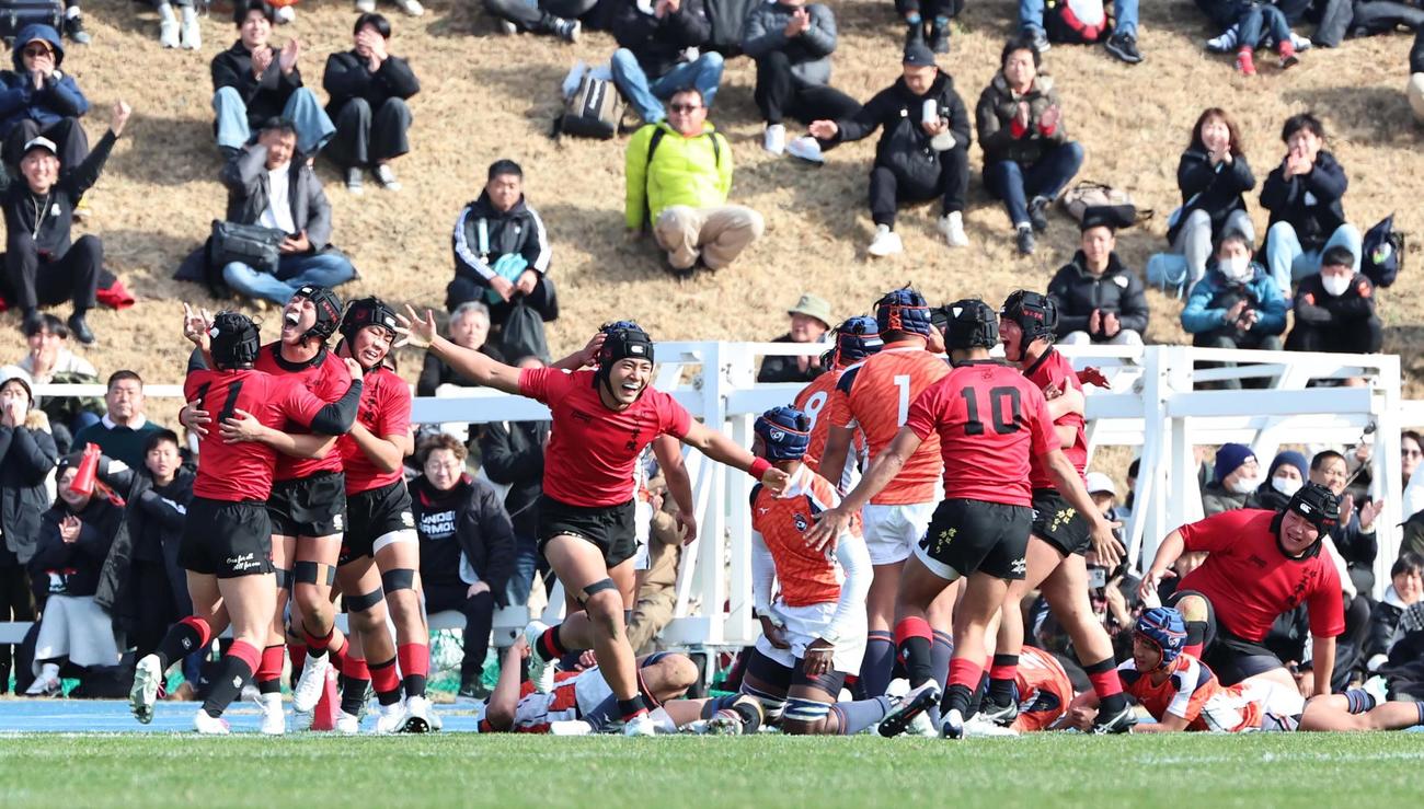 中部大春日丘対京都工学院　後半、京都工学院・川口のトライが決まり笑顔を見せるフィフティーン（撮影・上田博志）