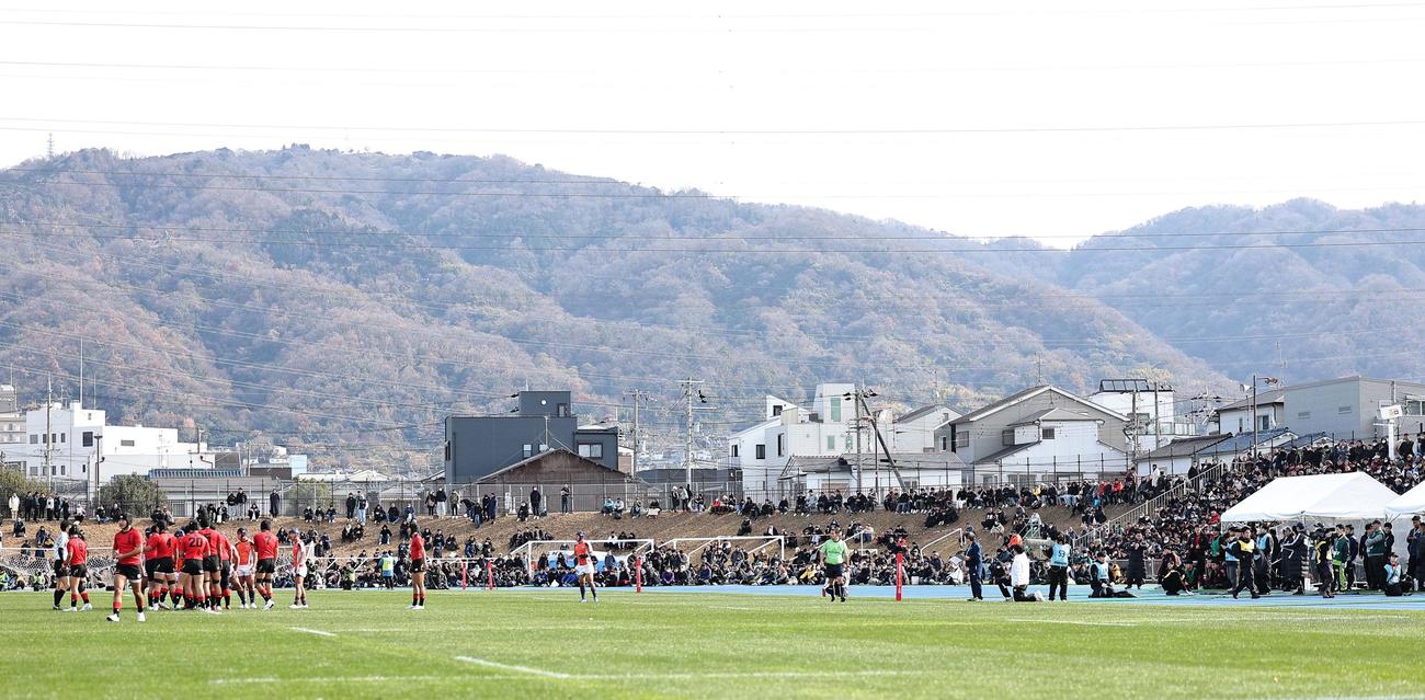 中部大春日丘対京都工学院　スタンドの外にあふれて観戦するファン（撮影・上田博志）