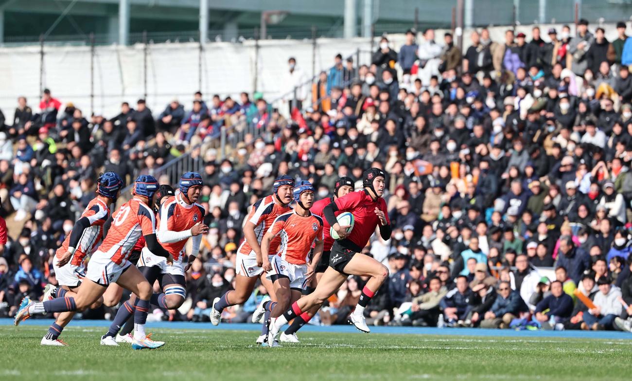 中部大春日丘対京都工学院　後半、大勢のファンの歓声を浴びながら相手陣地に走り込む京都工学院・広川主将（撮影・上田博志）