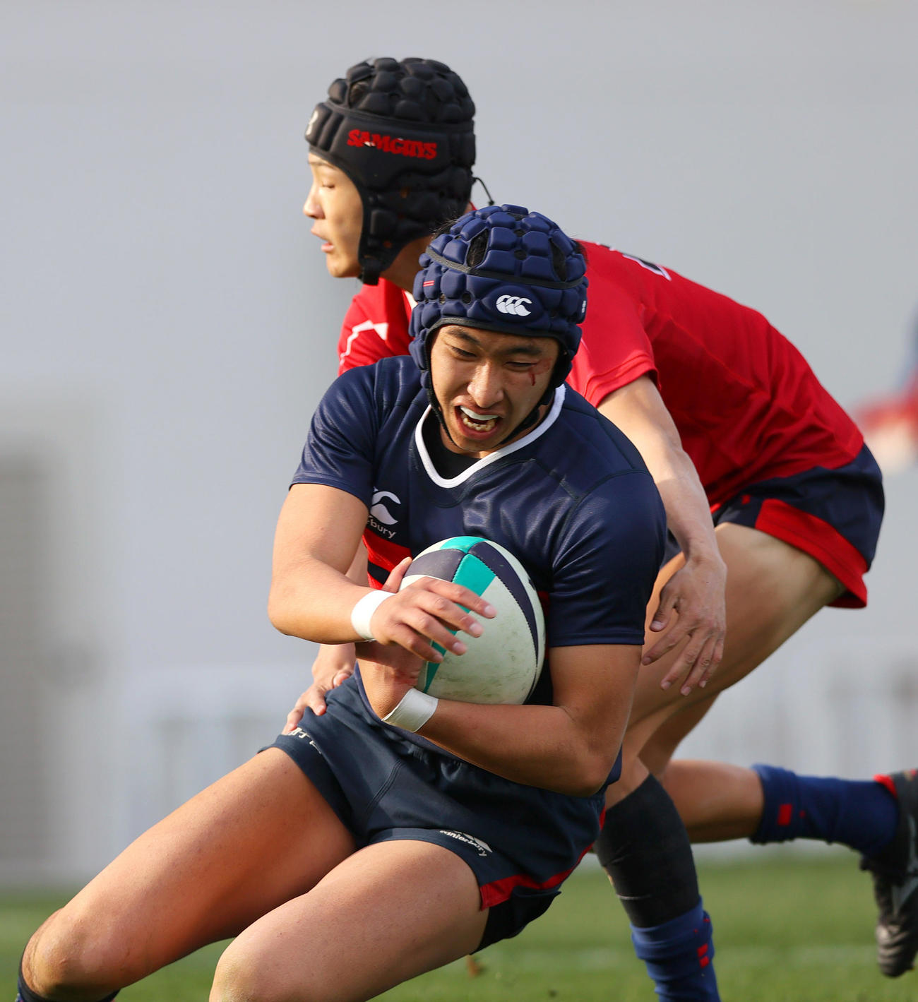 常翔学園対高知中央　前半、常翔学園・藤間（手前）はタックルをかわしトライを決める（撮影・上山淳一）