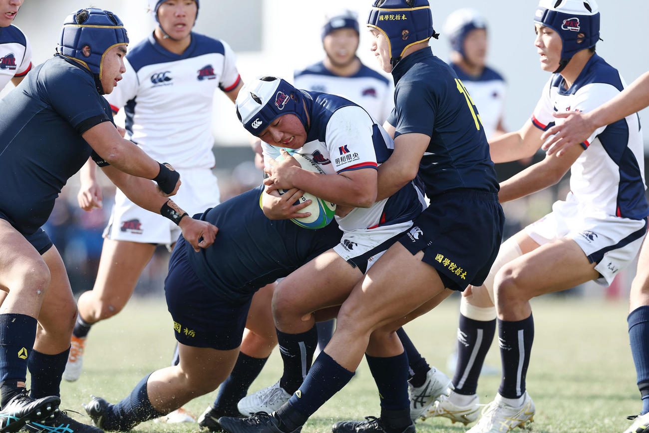 明和県央対国学院栃木　前半、激しくぶつかり合う両チームの選手たち（撮影・前田充）
