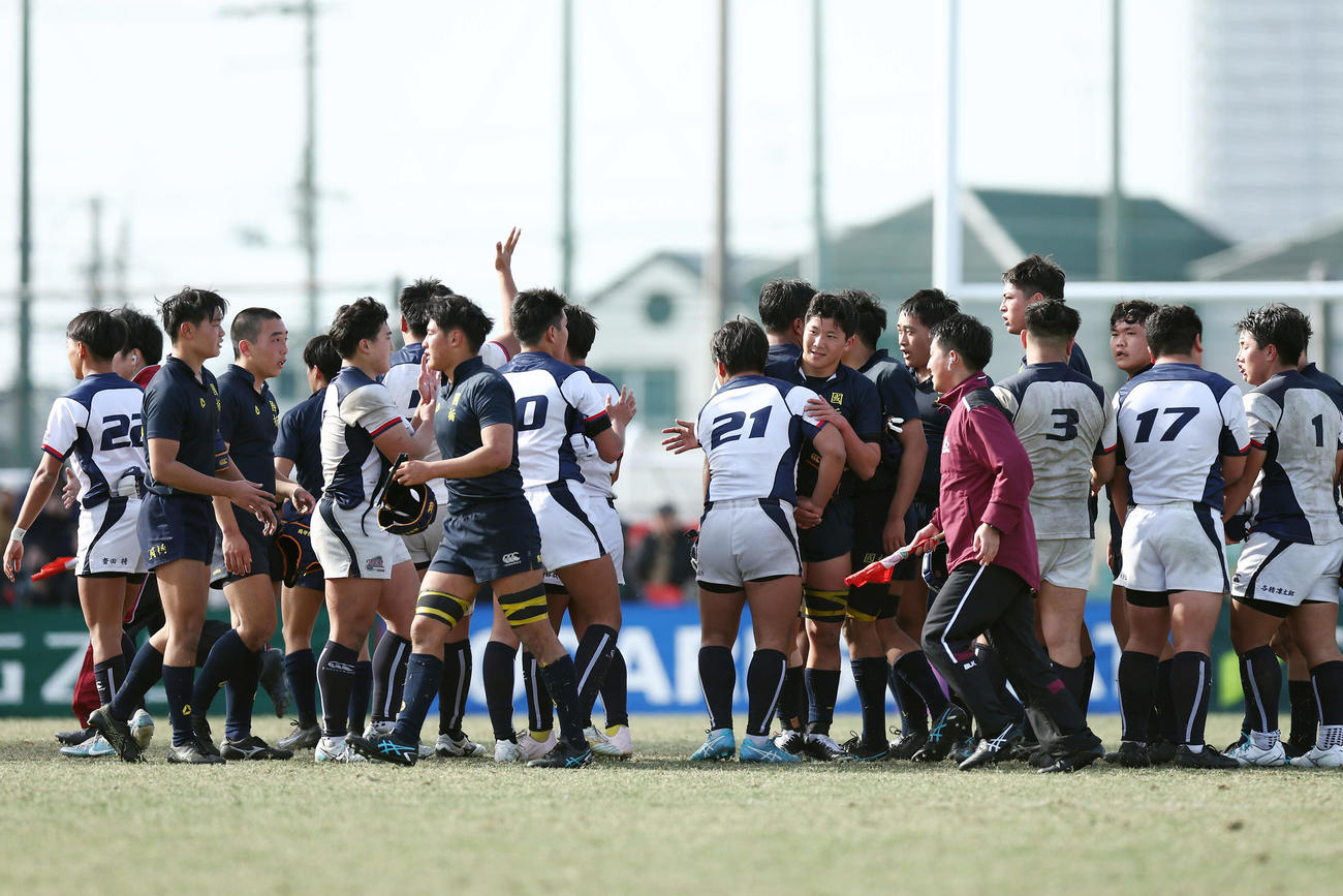 明和県央対国学院栃木　試合後、健闘をたたえ合う両チームの選手たち（撮影・前田充）