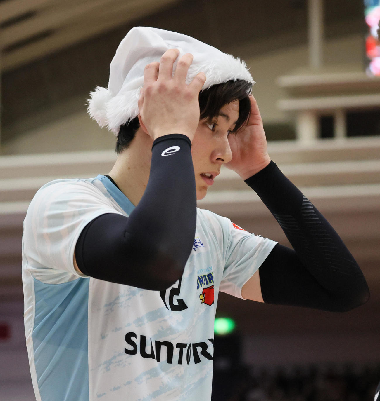 サントリー対名古屋　試合後、サンタ帽子をかぶるサントリー高橋藍（撮影・清水貴仁）