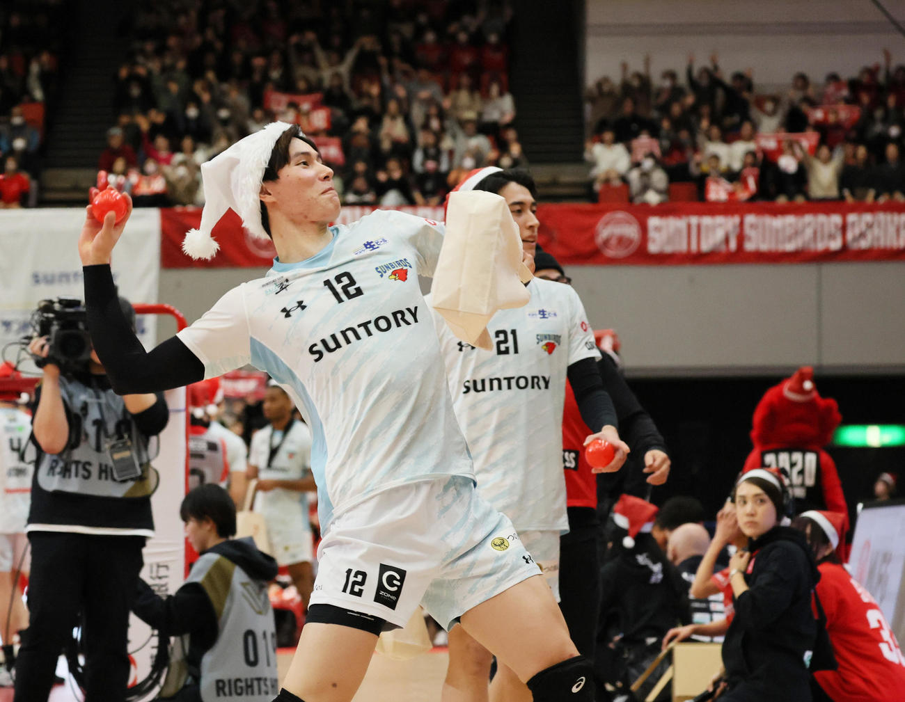 サントリー対名古屋　試合後、記念球を客席に投げ入れるサントリー高橋藍（撮影・清水貴仁）