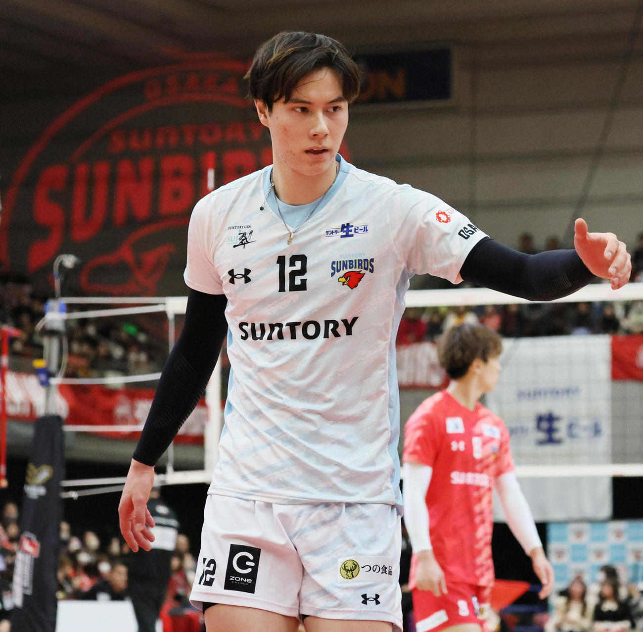 サントリー対名古屋　第1セット、ボールを受け取るサントリー高橋藍（撮影・清水貴仁）