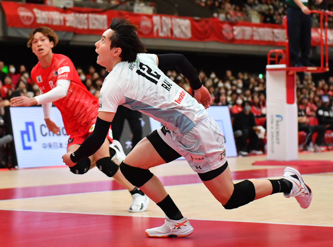 サントリー対名古屋　第1セット、こぼれ球を追うサントリー高橋藍（撮影・清水貴仁）