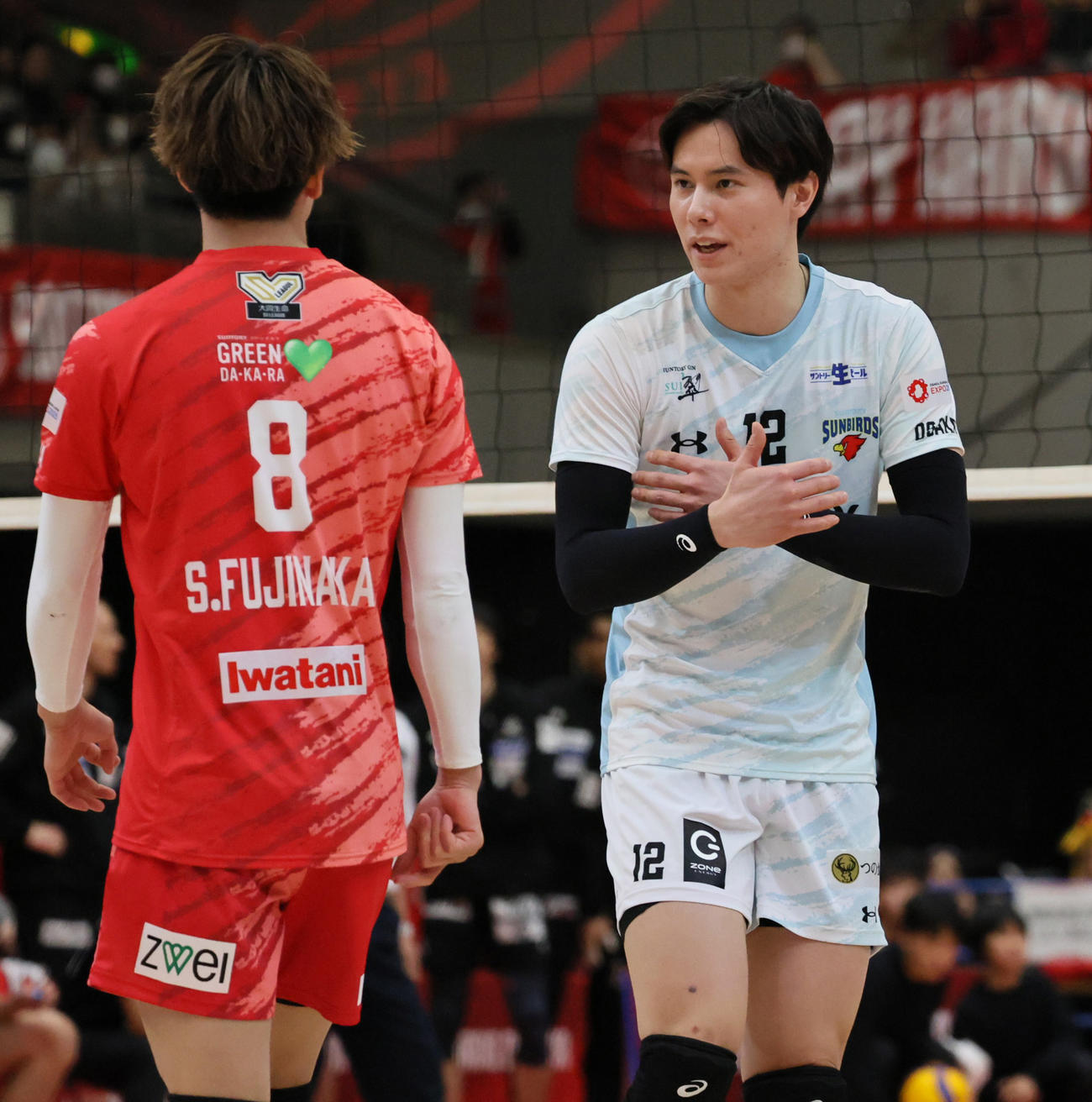 サントリー対名古屋　第1セット、藤（左）と話すサントリー高橋藍（撮影・清水貴仁）
