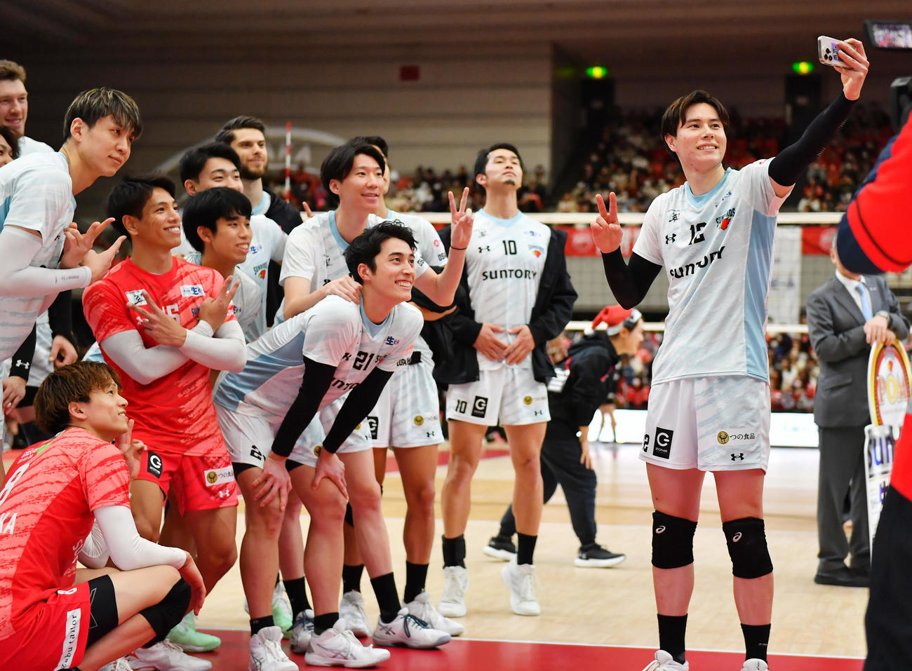 サントリー対名古屋　試合に快勝しチームメートと記念撮影を行うサントリー高橋藍（右）（撮影・清水貴仁）