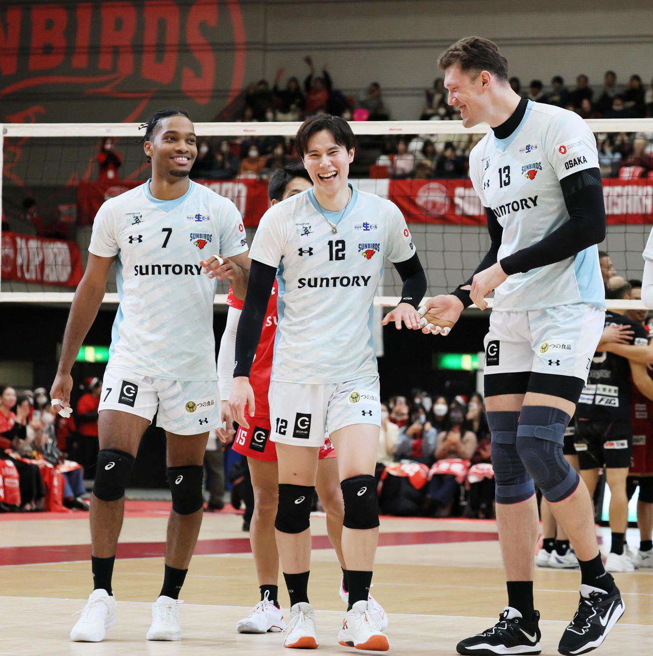 サントリー対名古屋　第4セット、今年最後の試合に勝利し笑顔をみせるサントリー高橋藍（中央）（撮影・清水貴仁）