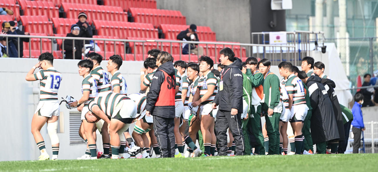 大分東明対高鍋　同点となり観客にあいさつする高鍋の選手ら（撮影・和賀正仁）