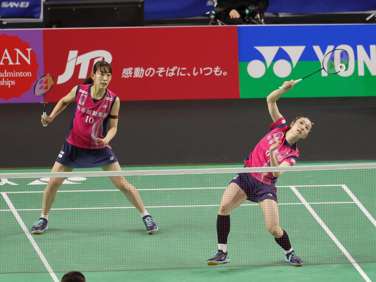 女子ダブルスで優勝した松山（左）と志田のシダマツペア（撮影・野上伸悟）