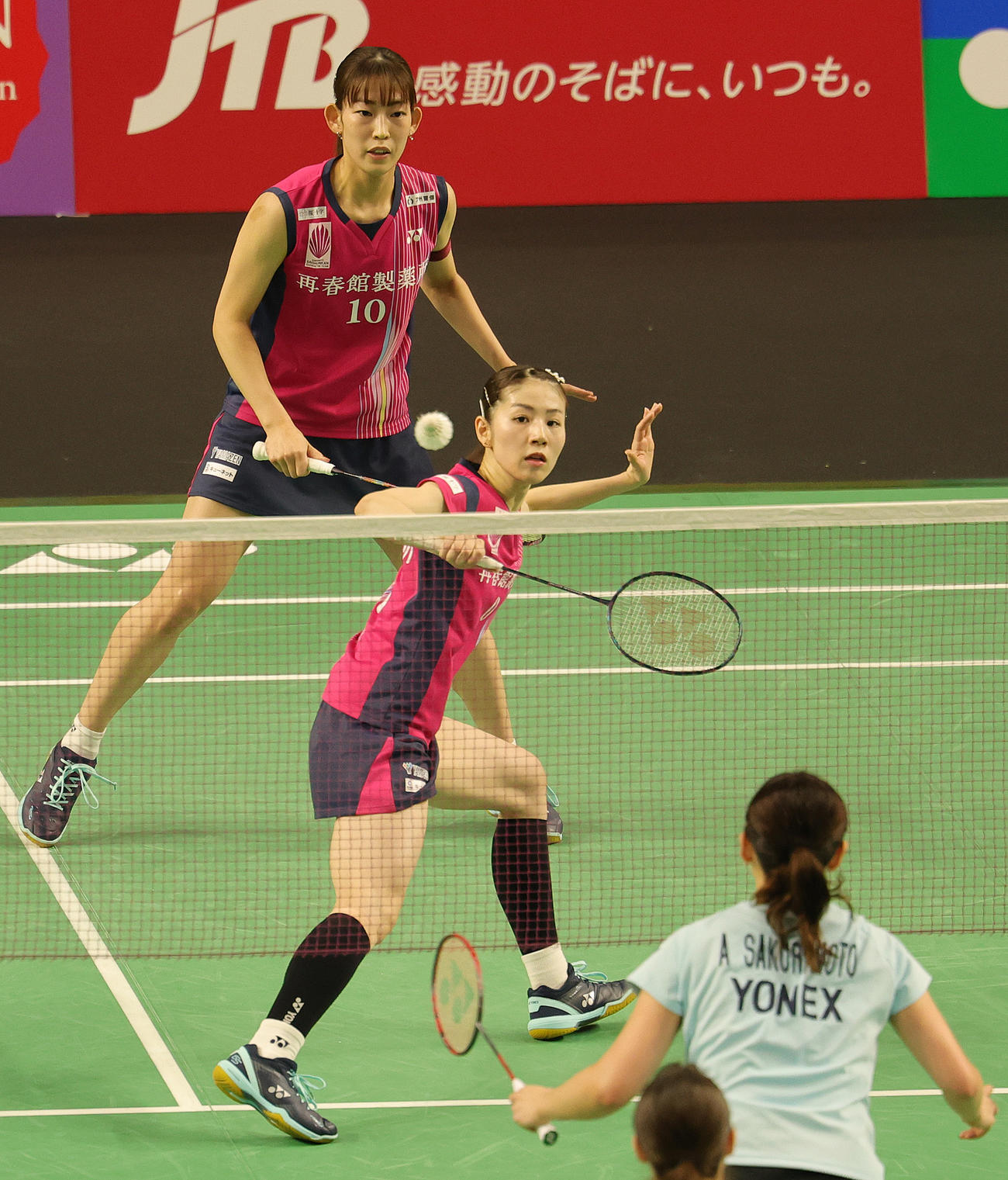 女子ダブルスで優勝した松山（後方）と志田のシダマツペア（撮影・野上伸悟）