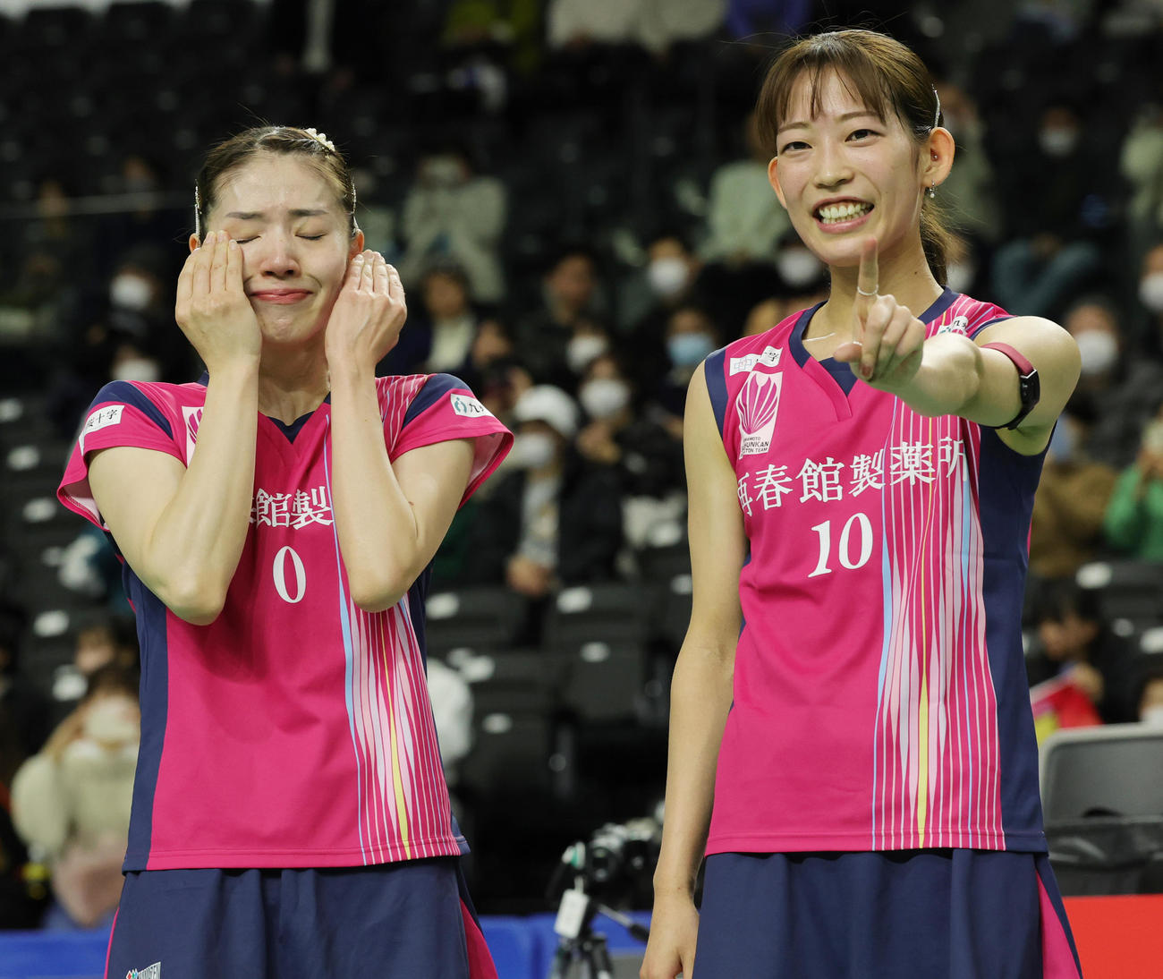 女子ダブルスで優勝し涙の志田（左）と笑顔の松山（撮影・野上伸悟）