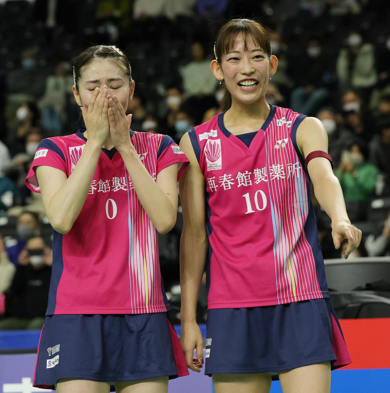 女子ダブルスで優勝し涙の志田（左）と笑顔の松山（撮影・野上伸悟）
