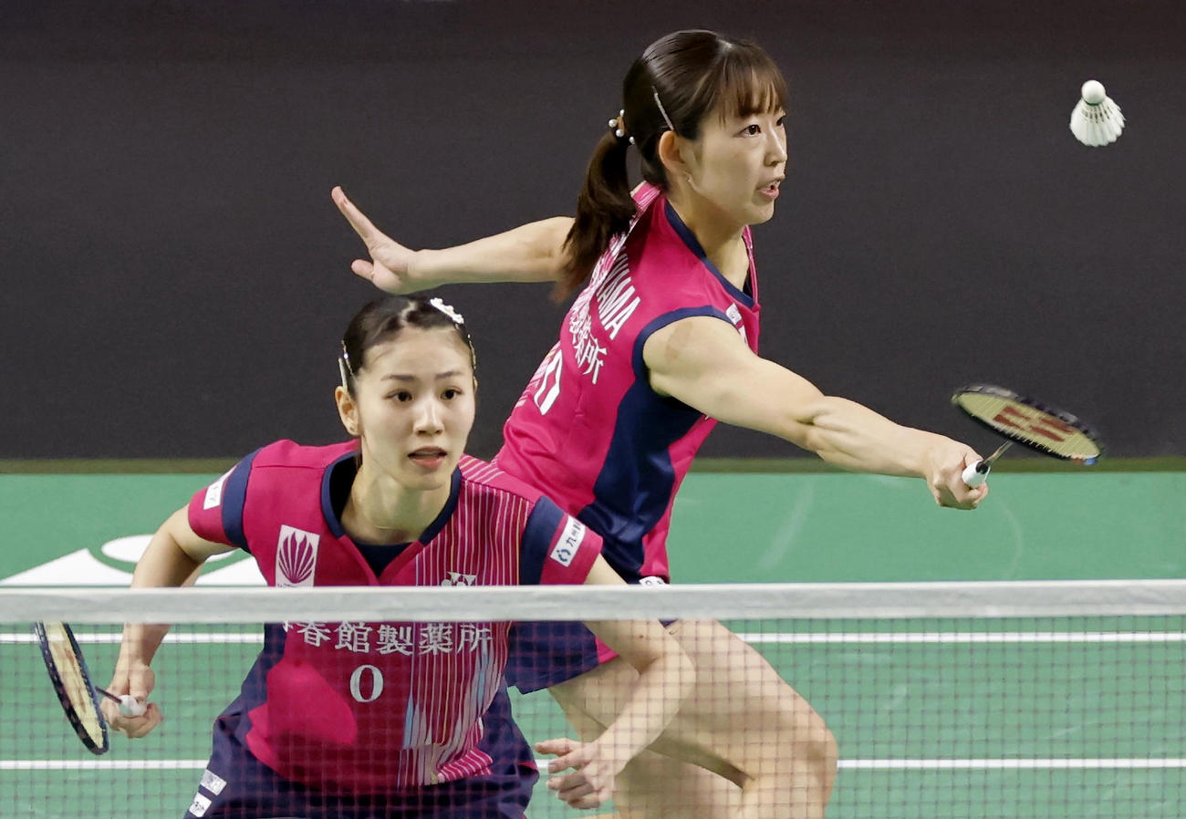 女子ダブルスで優勝した志田千陽（手前）、松山奈未組（共同）
