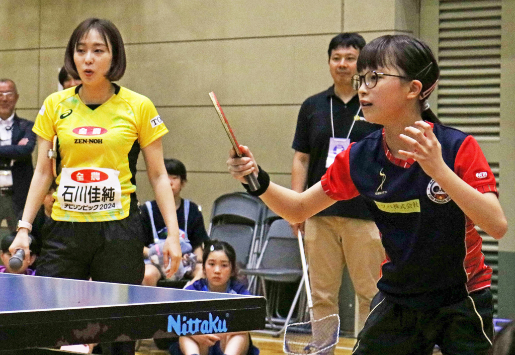 チビリンピック2024で指導する石川佳純さん（2024年5月5日）