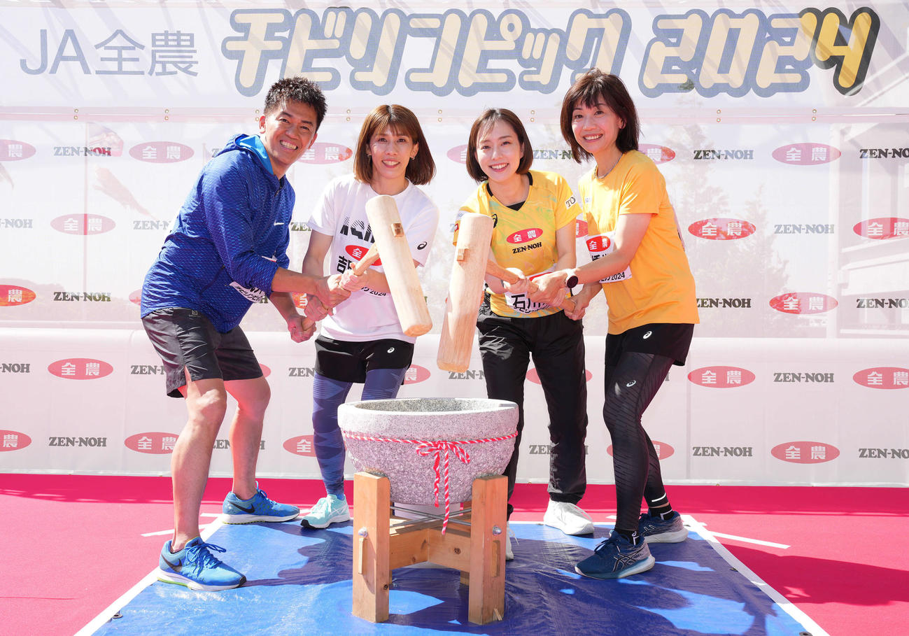 笑顔でもちつきする、左から武井壮、吉田沙保里さん、石川佳純さん、高橋尚子さん（2024年5月5日）