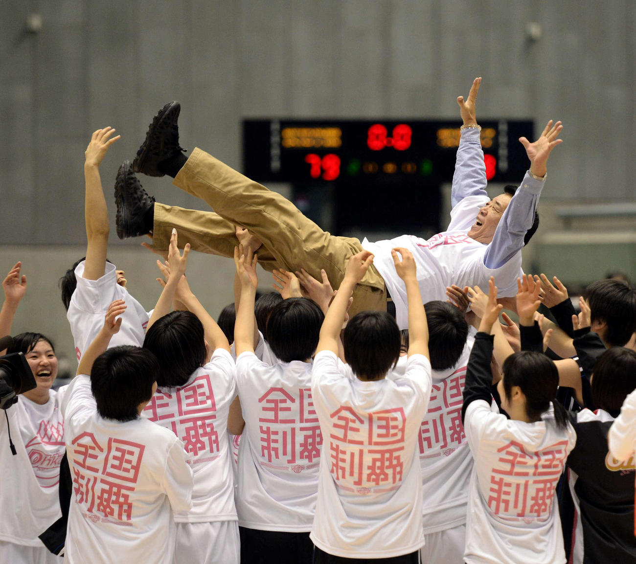 13年12月、全国高校選抜大会で優勝し3冠を達成した桜花学園の選手に胴上げされる井上氏