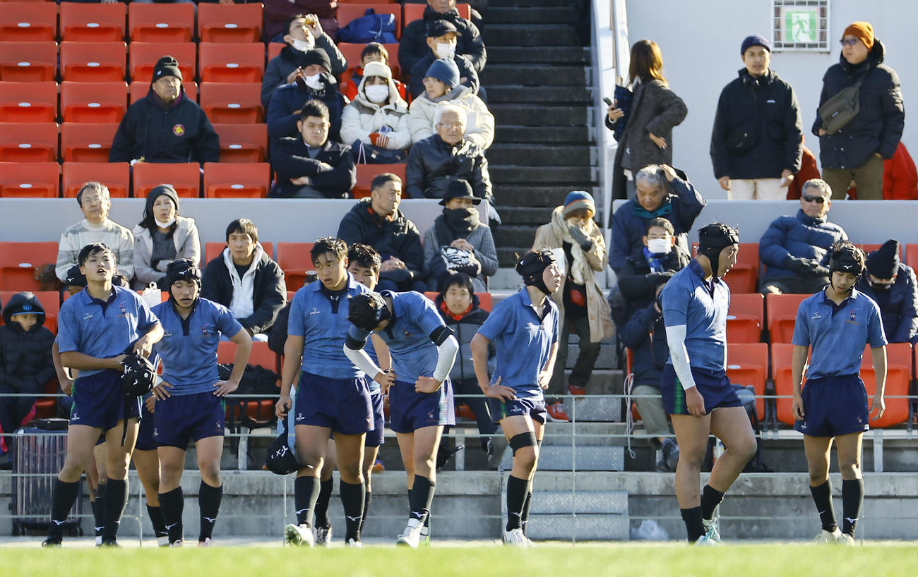 大阪桐蔭対倉敷　後半、試合終了間際にトライを決められ肩を落とす倉敷フィフティーン（撮影・藤尾明華）