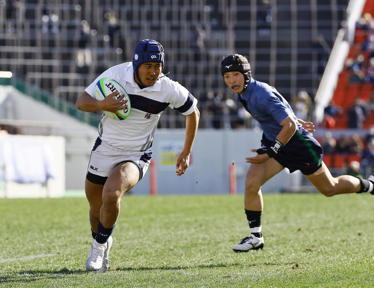 大阪桐蔭対倉敷　前半、大阪桐蔭・菅原がパスを受け、先制トライを決める（撮影・藤尾明華）