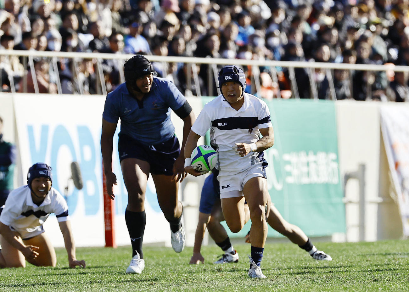 大阪桐蔭対倉敷　前半、大阪桐蔭・川端隆馬がトライを決める（撮影・藤尾明華）