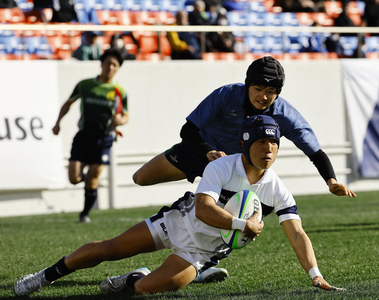 大阪桐蔭対倉敷　前半、大阪桐蔭・川端隆馬がトライを決める（撮影・藤尾明華）
