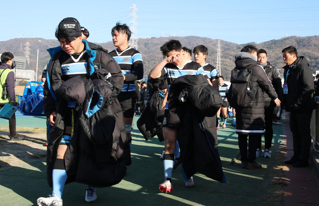 東福岡対茗渓学園　東福岡に敗れ涙を見せながら引き揚げる茗渓学園フィフティーン（撮影・加藤哉）