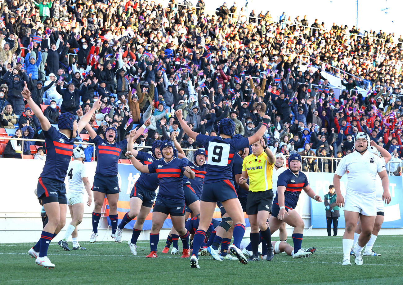 常翔学園対天理　天理に勝利し、大喜びする常翔学園フィフティーン（撮影・藤尾明華）