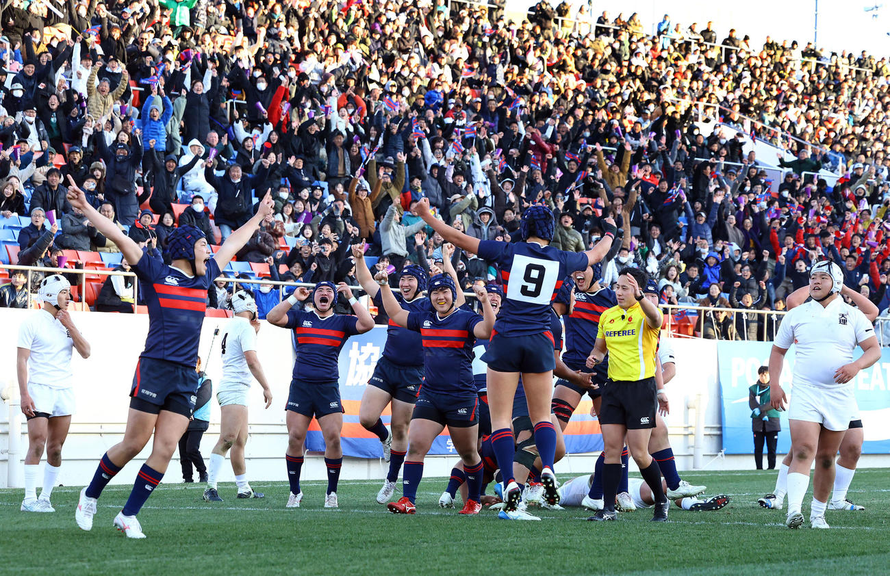 常翔学園対天理　天理に勝利し、大喜びする常翔学園フィフティーン（撮影・藤尾明華）