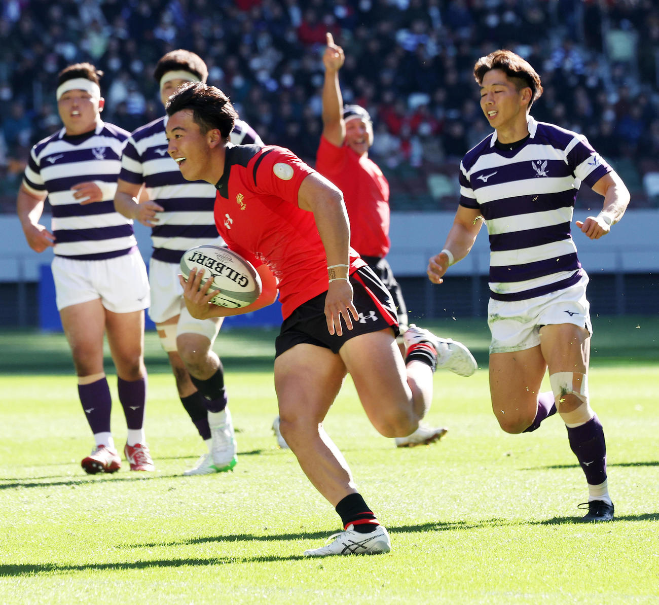 明大対帝京大　前半、先制トライを決める帝京大・本橋尭（撮影・中島郁夫）