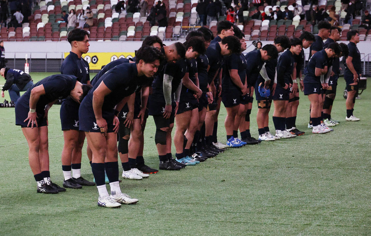 早大対京産大　早大に敗れスタンドにあいさつする京産大選手たち（撮影・中島郁夫）