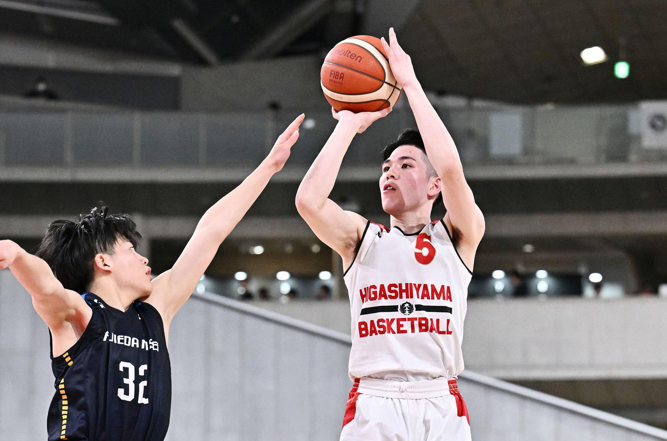 東山対藤枝明誠　第3Q、シュートを放つ東山・瀬川（右）（2024年12月撮影）