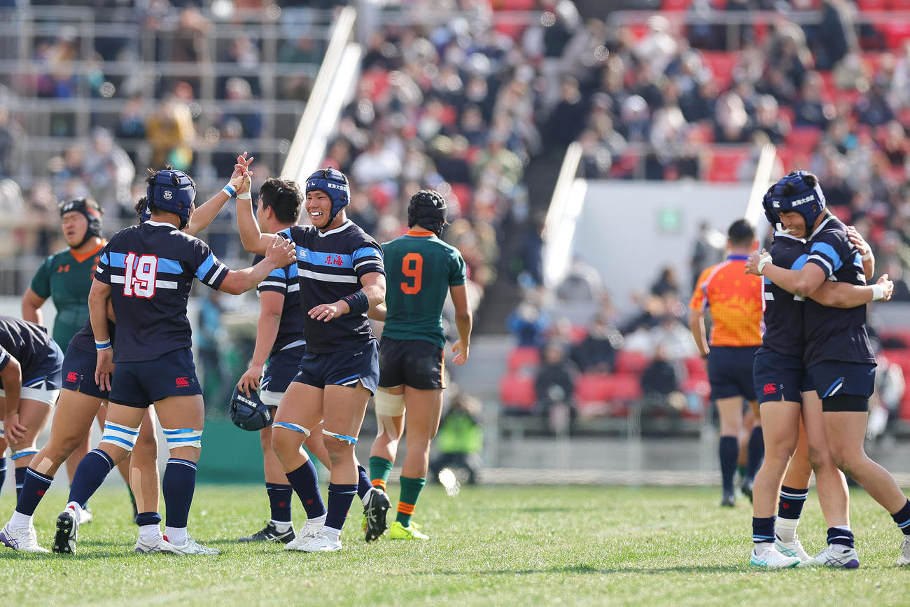 東海大大阪仰星対東福岡　東福岡に勝利し喜ぶ東海大大阪仰星の選手たち（撮影・前田充）