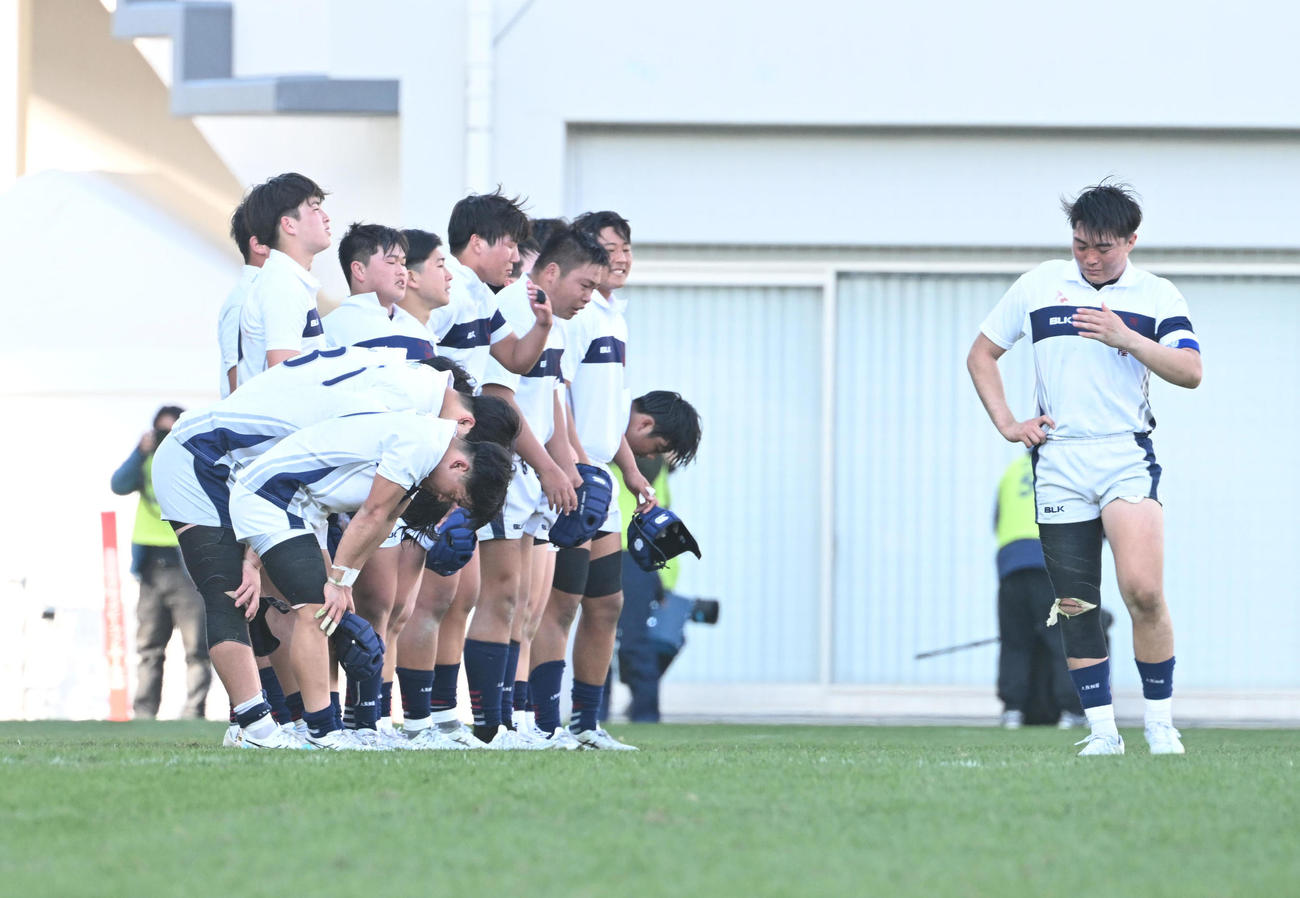 大阪桐蔭対桐蔭学園　桐蔭学園に敗れうなだれる大阪桐蔭の選手ら（撮影・和賀正仁）