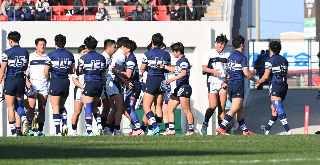 大阪桐蔭対桐蔭学園　健闘をたたえ合う大阪桐蔭と桐蔭学園の選手ら（撮影・和賀正仁）