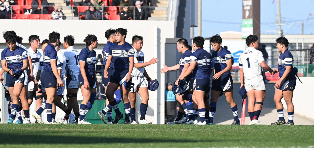 大阪桐蔭対桐蔭学園　健闘をたたえ合う大阪桐蔭と桐蔭学園の選手ら（撮影・和賀正仁）